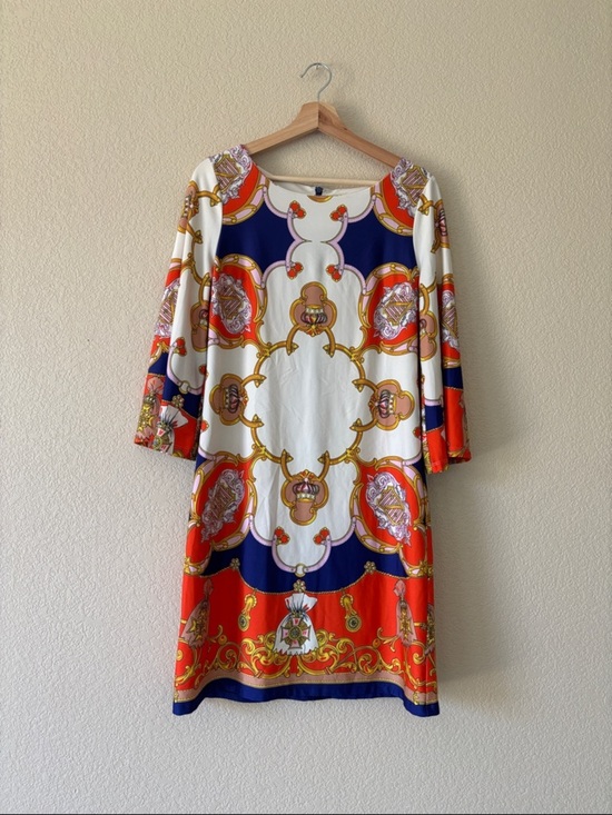 JB by Julie Brown Dresses & Skirts - Julie Brown Baroque Print Shift Dress in White, Navy & Orange. Size M